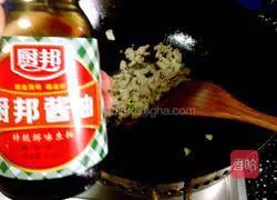 Illustration of Laoganma's fried pancakes 7