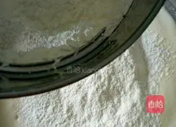 Illustration of how to make eight-inch sponge cake (whipped whole eggs) 5