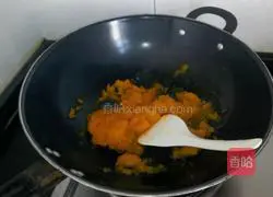 Illustration of how to make steamed glutinous rice flour pumpkin cakes 2