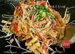 Illustration of how to make fried bean sprouts and shredded pork pancakes 12