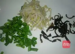 Illustration of how to make mung bean sprout pancakes 2