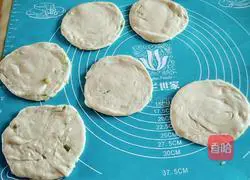 Illustration of how to make scallion pancake 8