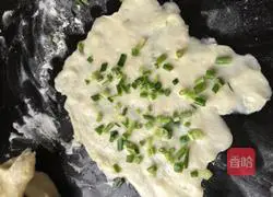 Illustration of how to make scallion pancakes 6
