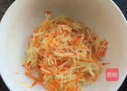 Illustration of how to make green onion and potato egg pancakes 2