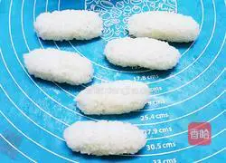 Illustration of making sausage cheese sushi 3