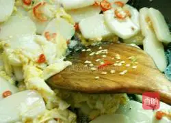 Illustration of how to make fried rice cake with eggs 10