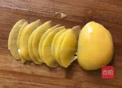 Illustration of how to make yellow peach fruit sushi 2