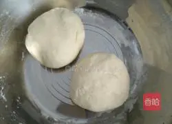 Illustration of how to make scallion, ham and ghee hand cakes 1