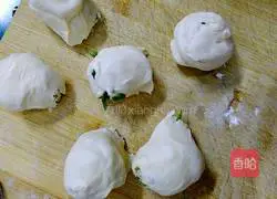 Illustration of how to make scallion pancakes 13