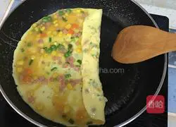 Illustration of how to make double omelette egg roll 9