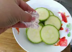 Illustration of how to make pan-fried zucchini pancakes 3