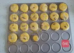 Illustration of how to make coconut raisin cake 10