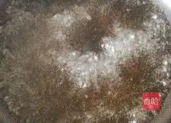 Illustration of how to make hot noodles with scallion pancakes 1