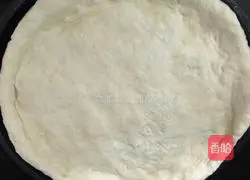 Illustration of how to make sausage and beef pizza with electric baking pan 4