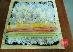 Illustration of how to make sushi rolls 5