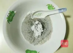 Illustration of how to make black bean dregs cake 1