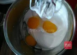 Illustration of how to make non-defoaming cocoa sponge cake 4