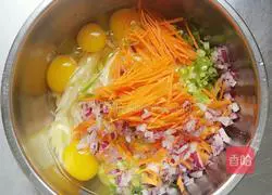 Illustration of how to make shredded potato and egg pancakes 4