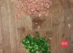 Illustration of how to make green onion, ham and egg pancakes 4