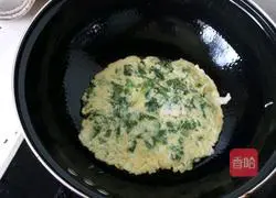 Illustration of how to make celery leaf egg pancake 8