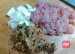 Illustration of how to make steamed meatloaf with pickles and water chestnuts 2