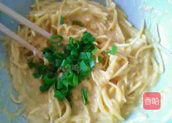 Illustration of how to make pan-fried potato and egg pancakes 5