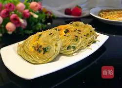Illustration of how to make scallion oil and egg noodle pancakes 7