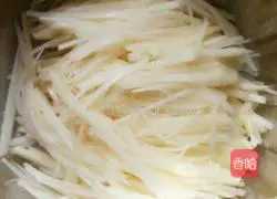Illustration of how to make shredded potato and egg pancakes 1