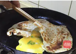 Illustration of how to make egg-filled pancakes 12