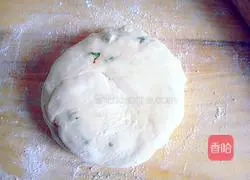 Illustration of how to make hot scallion pancakes 19