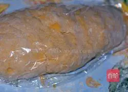 Illustration of making persimmon cake with bean paste filling 3