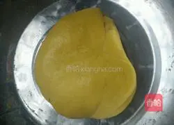 Illustration of how to make pork and green onion pancakes 1