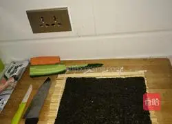 Illustration of how to make meat floss sushi 1