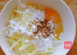 Illustration of how to make shredded potato pancakes 3