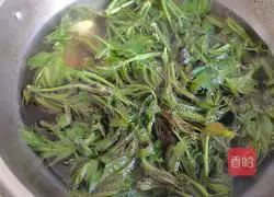 Illustration of how to make Chinese toon sprout egg cake 3