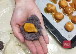 Illustration of how to make Snow Meiniang Egg Yolk Cake 3