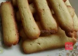 Illustration of how to make finger-shaped meringue cookies 6