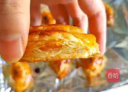 Illustration of how to make a bite of apple crisp 15