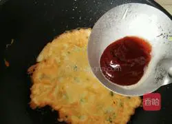 Illustration of how to make shredded potato and tomato sauce egg cake 10