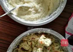 Illustration of how to make two-flavor potato pancakes 8