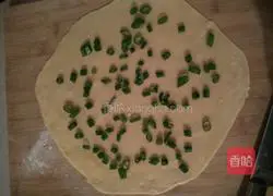 Illustration of how to make green onion cake 5