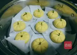 Illustrations of how to make cute little pumpkins and simple pumpkin cakes 4