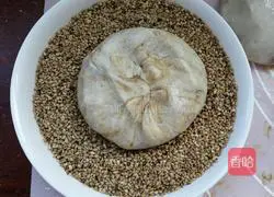 Illustration of how to make old Beijing sesame cakes 9