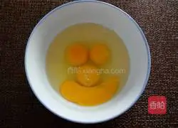 Illustration of how to make egg pancakes 1