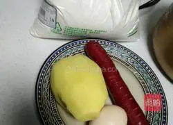 Illustration of how to make shredded radish, potato and egg pancakes 1