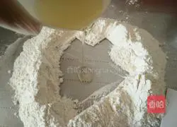 Illustration of making jujube egg yolk cake 4