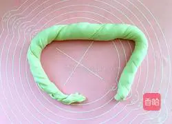 Illustration of how to make scallion pancakes 9