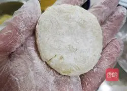 Croquettes and Illustration of how to make fried shrimp 11