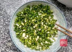 Illustration of how to make green onion pancakes 4