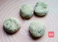 Illustration of how to make black sesame and rose sauce sesame cakes 5